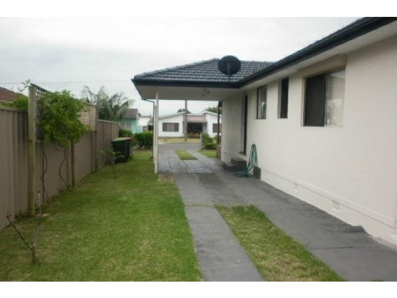 33 Griffths Street, Oak Flats NSW 2529
