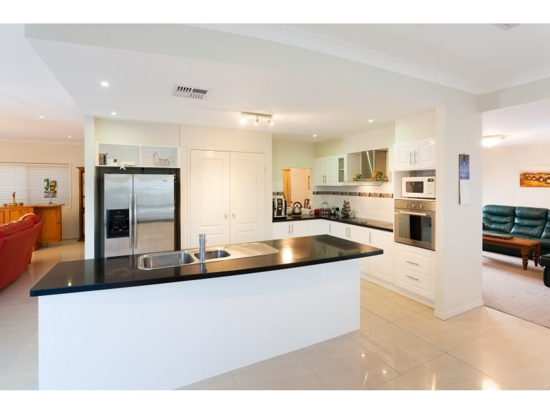 6 Makepeace Place, Bellbowrie QLD 4070