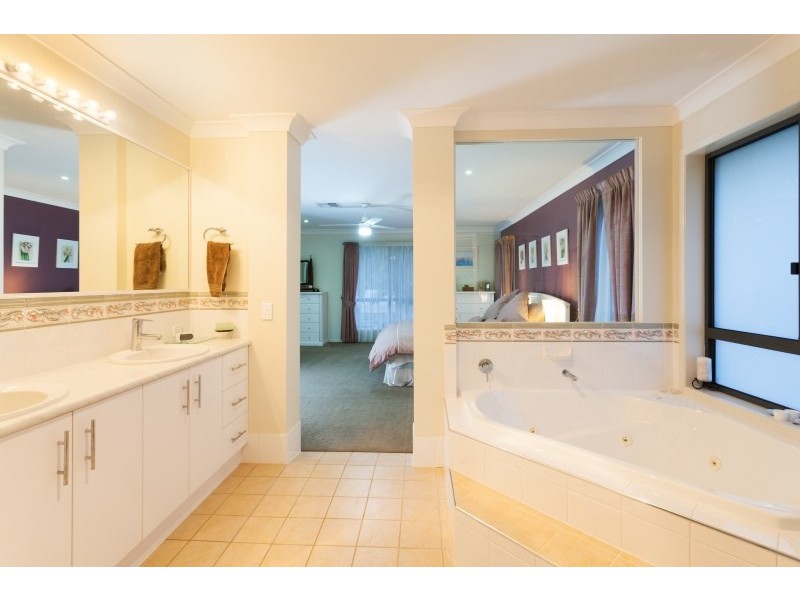 6 Makepeace Place, Bellbowrie QLD 4070