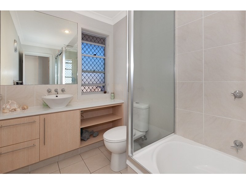 74 Rothwell Crescent, Hendra QLD 4011