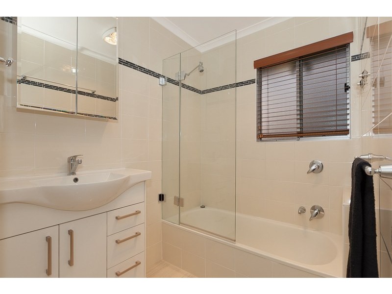 74 Kilkivan Avenue, Kenmore QLD 4069