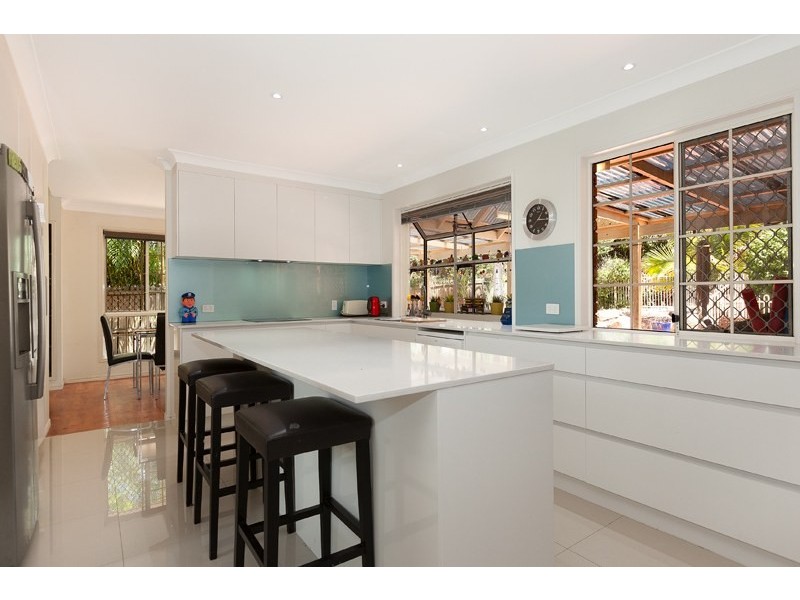 16 Campbell Crescent, Bellbowrie QLD 4070