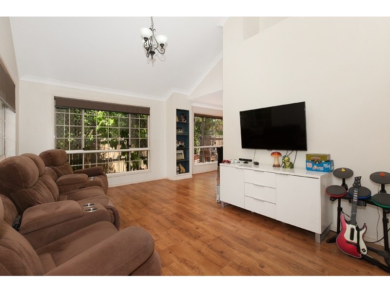 16 Campbell Crescent, Bellbowrie QLD 4070