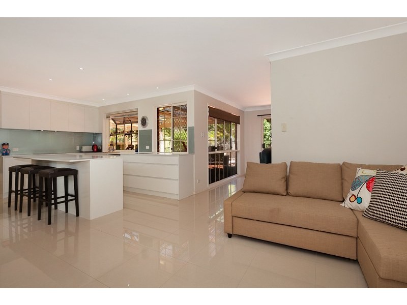 16 Campbell Crescent, Bellbowrie QLD 4070