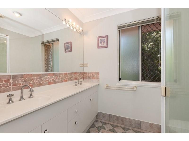 16 Campbell Crescent, Bellbowrie QLD 4070