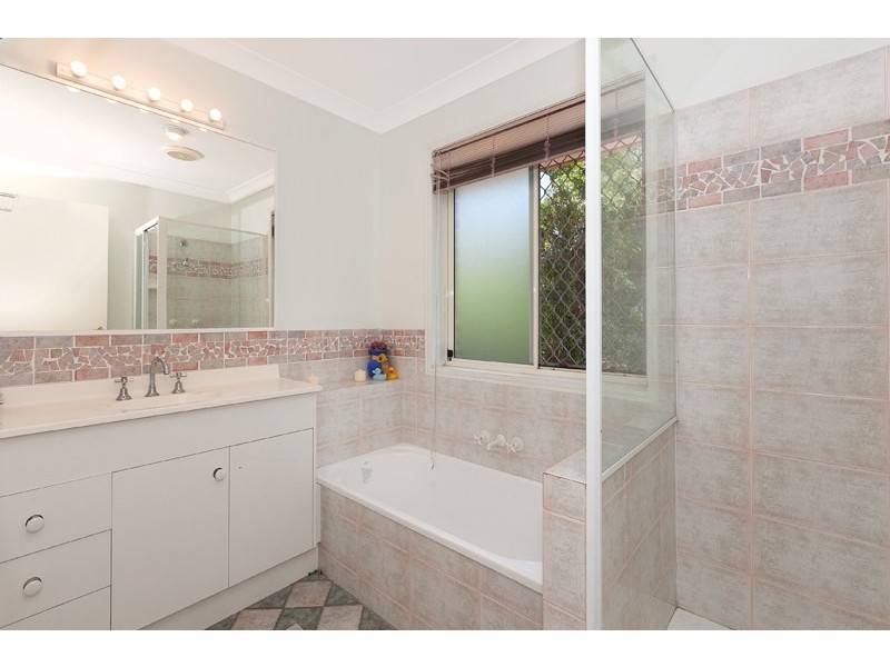 16 Campbell Crescent, Bellbowrie QLD 4070