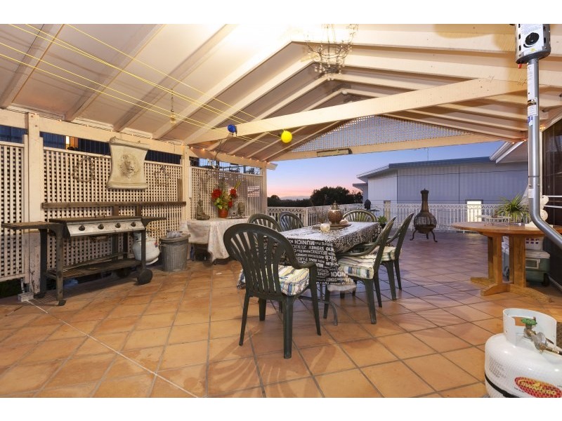 42 Kneale Street, Holland Park West QLD 4121