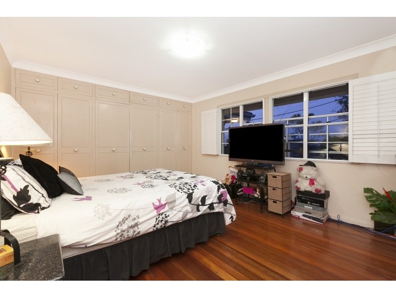 42 Kneale Street, Holland Park West QLD 4121