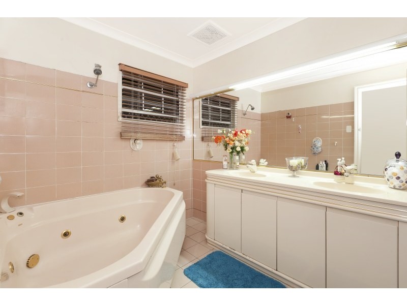 42 Kneale Street, Holland Park West QLD 4121