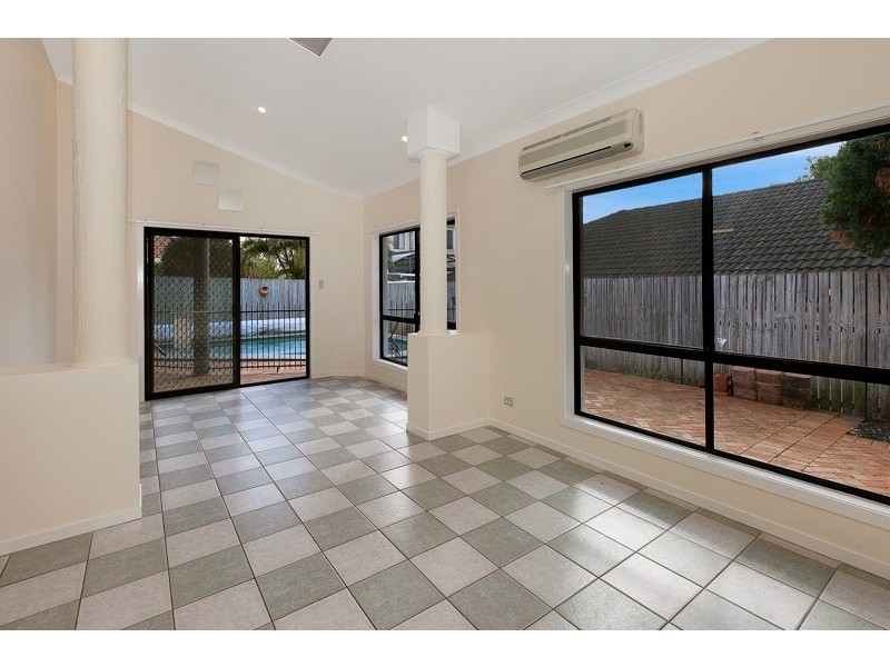 15 Willow Place, Carindale QLD 4152