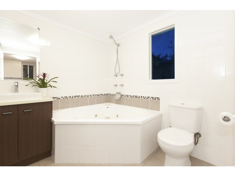 9 Merrell Street, Holland Park West QLD 4121