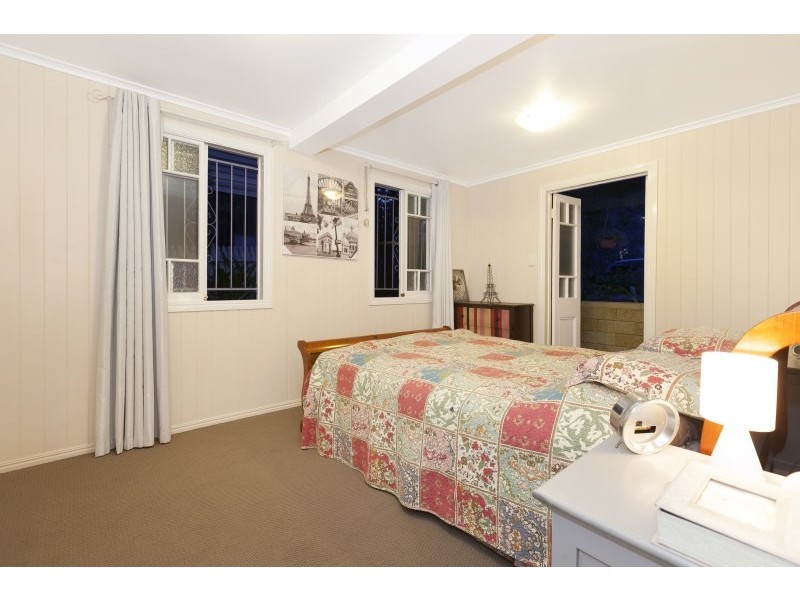 9 Merrell Street, Holland Park West QLD 4121