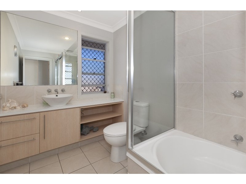 74 Rothwell Crescent, Hendra QLD 4011