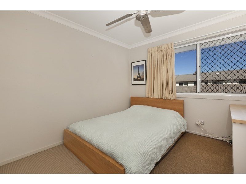 74 Rothwell Crescent, Hendra QLD 4011