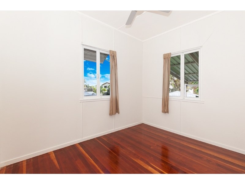 165 South Station Road, Silkstone QLD 4304