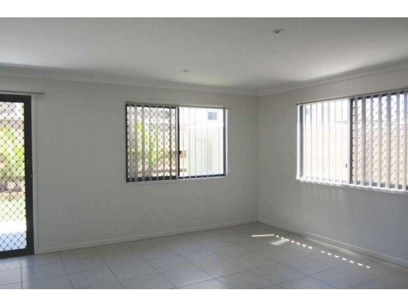 2 Riviera Crescent, North Lakes QLD 4509