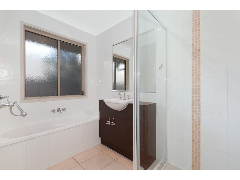 8 Oak Leaf Street, Springfield Lakes QLD 4300