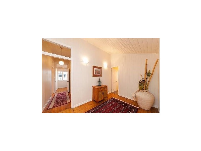 33 Lucy Street, Milton QLD 4064