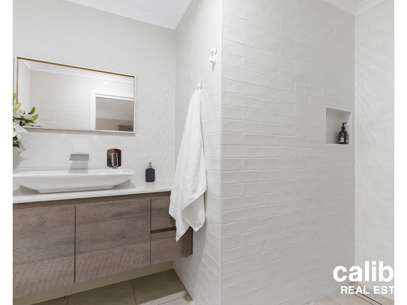 4 Tonnere Court, Eatons Hill QLD 4037