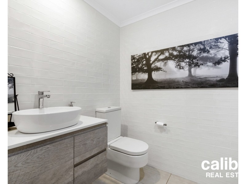 4 Tonnere Court, Eatons Hill QLD 4037