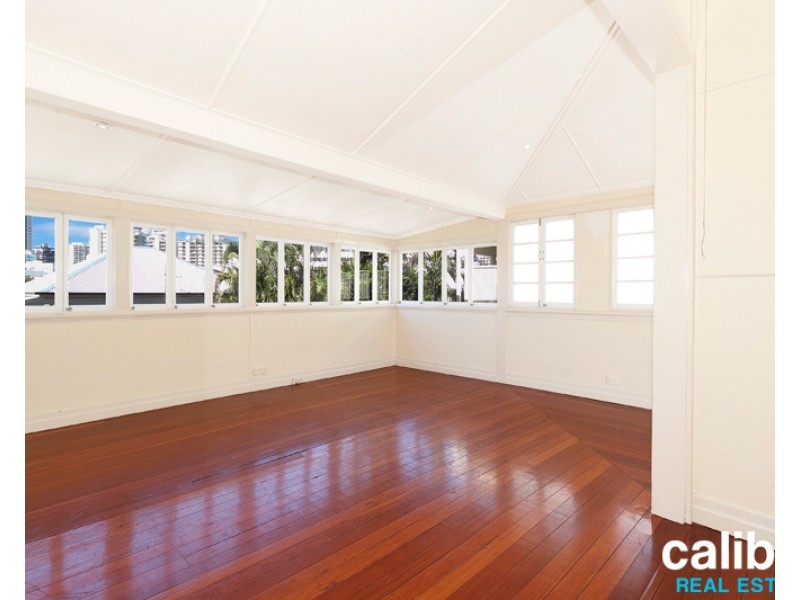 13 York Parade, Spring Hill QLD 4000