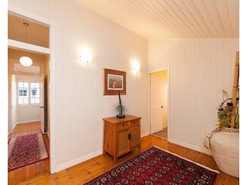 33 Lucy Street, Milton QLD 4064