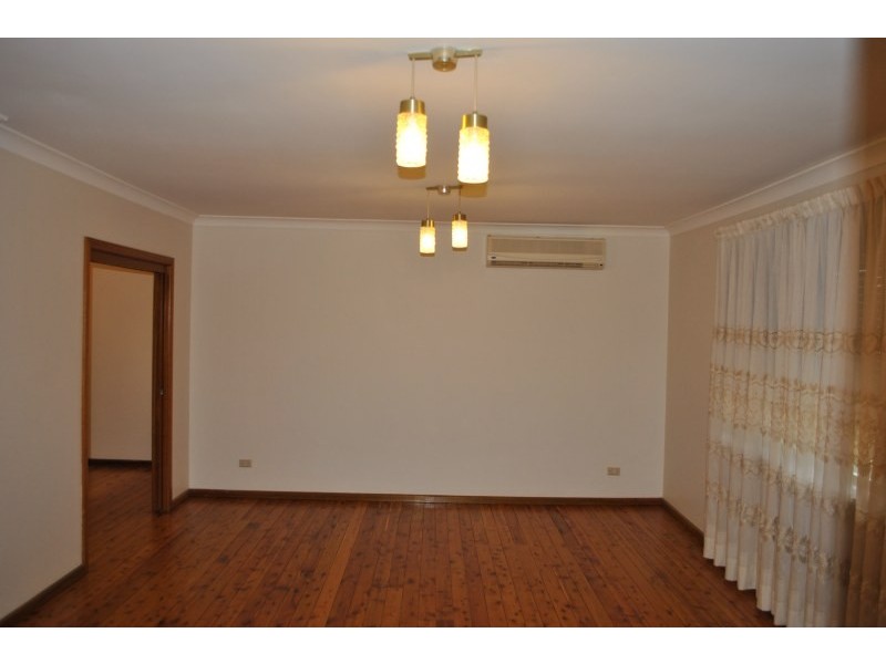 31 Lincoln Road, Georges Hall NSW 2198