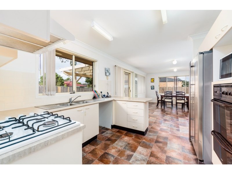 24 Jenolan Court, Wattle Grove NSW 2173