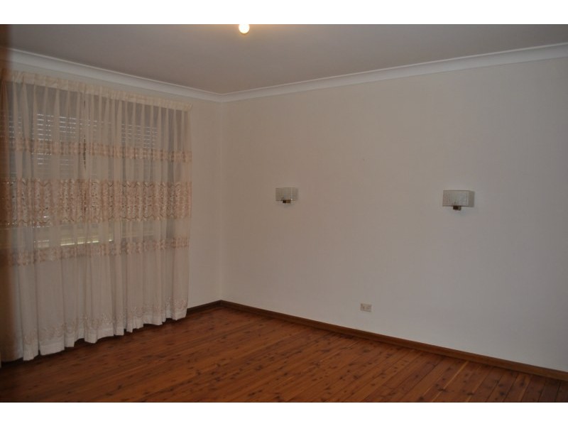 31 Lincoln Road, Georges Hall NSW 2198