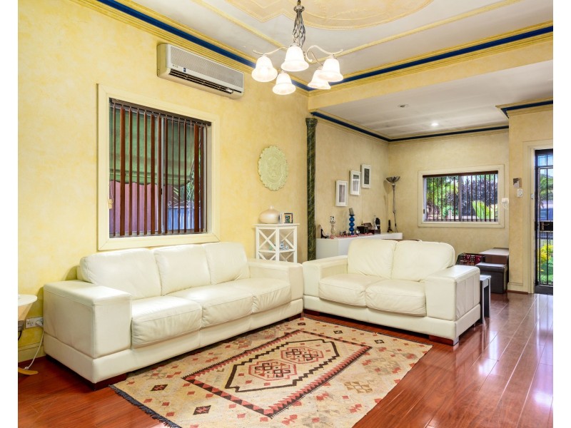 9 Como Road, Greenacre NSW 2190