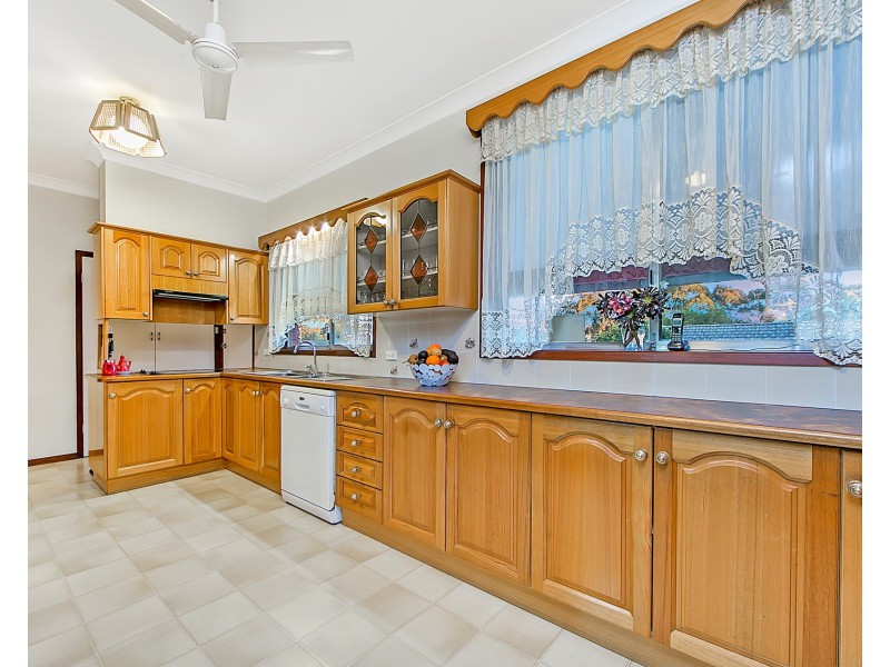 8 Ayres Crescent, Georges Hall NSW 2198