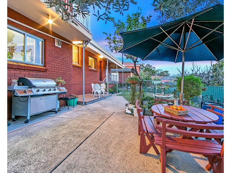 8 Ayres Crescent, Georges Hall NSW 2198