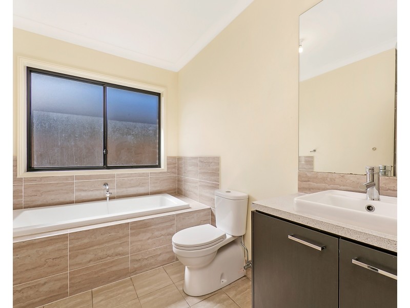 31 Burringoa Crescent, Colebee NSW 2761