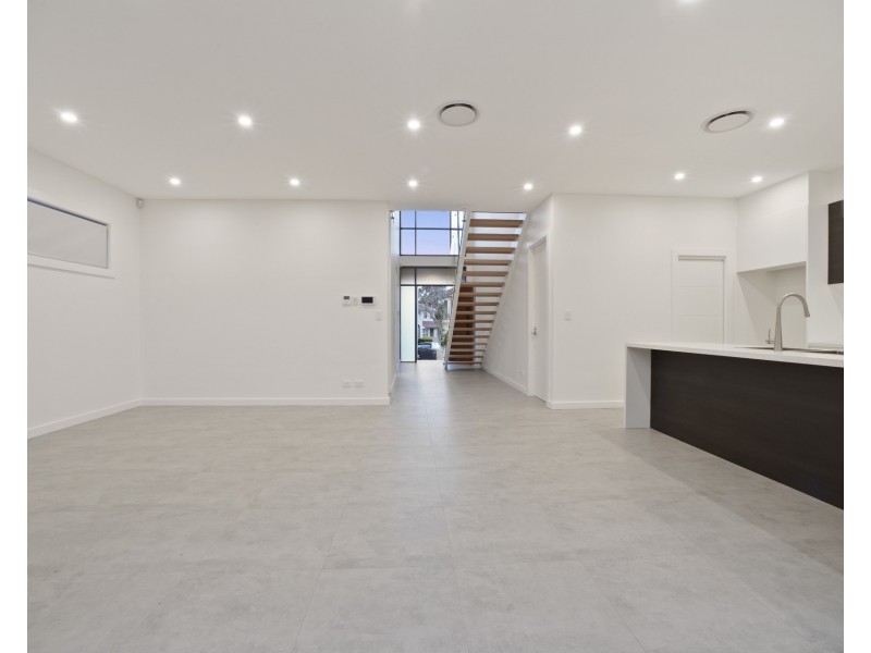 8 Phyllis Avenue, Picnic Point NSW 2213