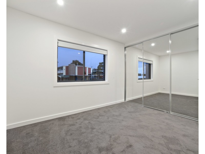 8 Phyllis Avenue, Picnic Point NSW 2213