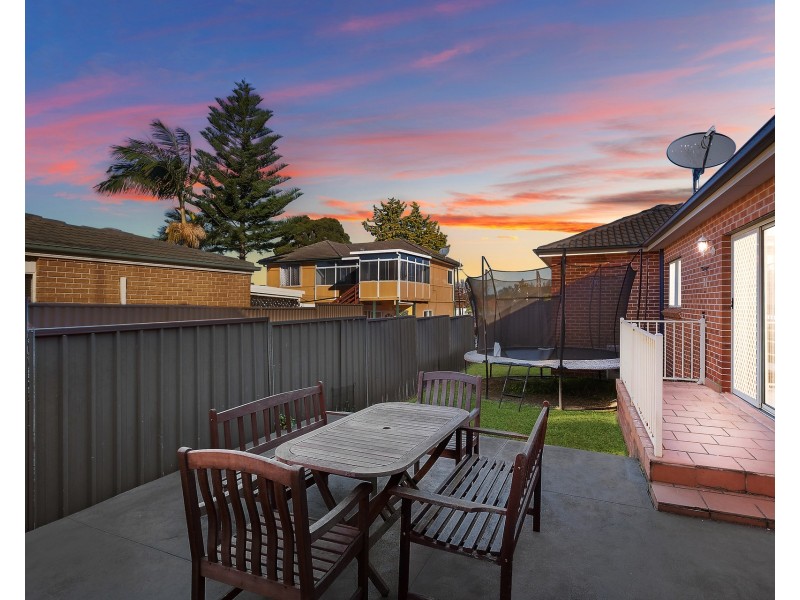 2/14 Napoleon Road, Greenacre NSW 2190