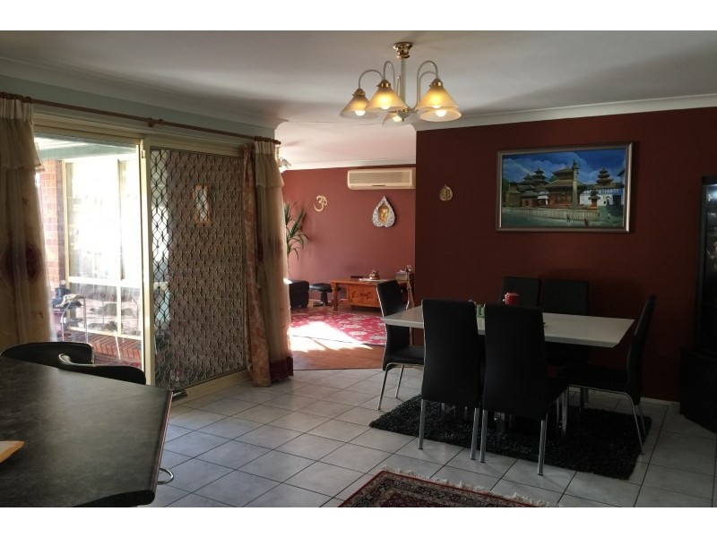 6 St Andrews Drive, Glenmore Park NSW 2745