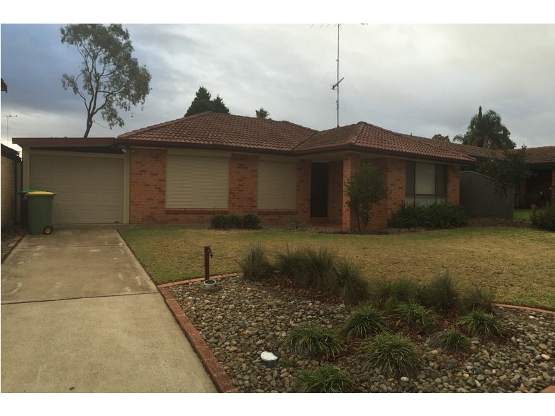 3 Horseshoe Circuit, St Clair NSW 2759