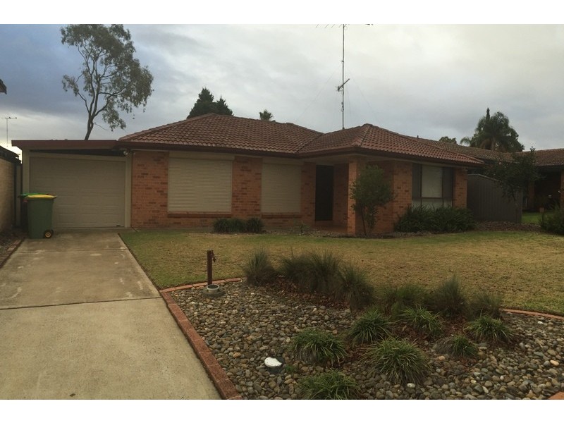 3 Horseshoe Circuit, St Clair NSW 2759