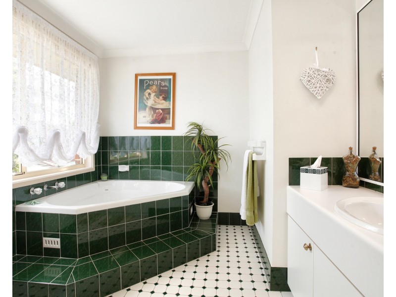 16 Barron Field Drive, Glenmore Park NSW 2745