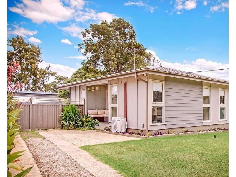 8 Tangaloa Crescent, Lethbridge Park NSW 2770
