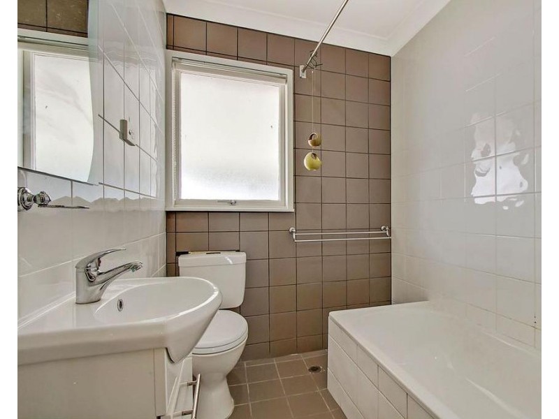 8 Tangaloa Crescent, Lethbridge Park NSW 2770