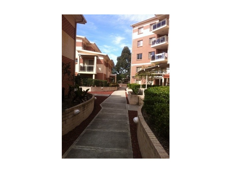 Unit 13/2 Wentworth Avenue, Toongabbie NSW 2146