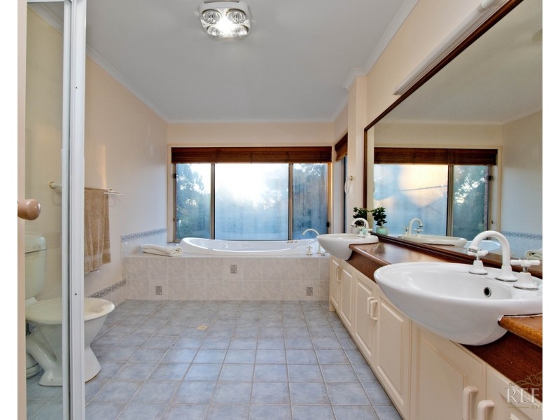 15 Ridgehaven Drive, Bellevue Heights SA 5050