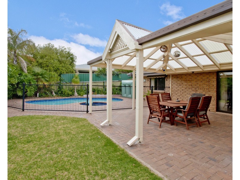 1 Quinway Court, Hallett Cove SA 5158