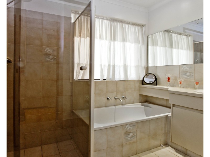 1 Quinway Court, Hallett Cove SA 5158