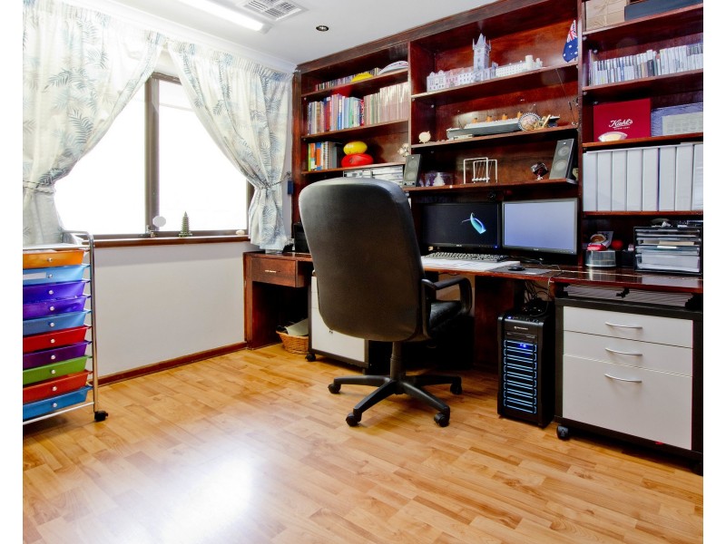 1 Quinway Court, Hallett Cove SA 5158