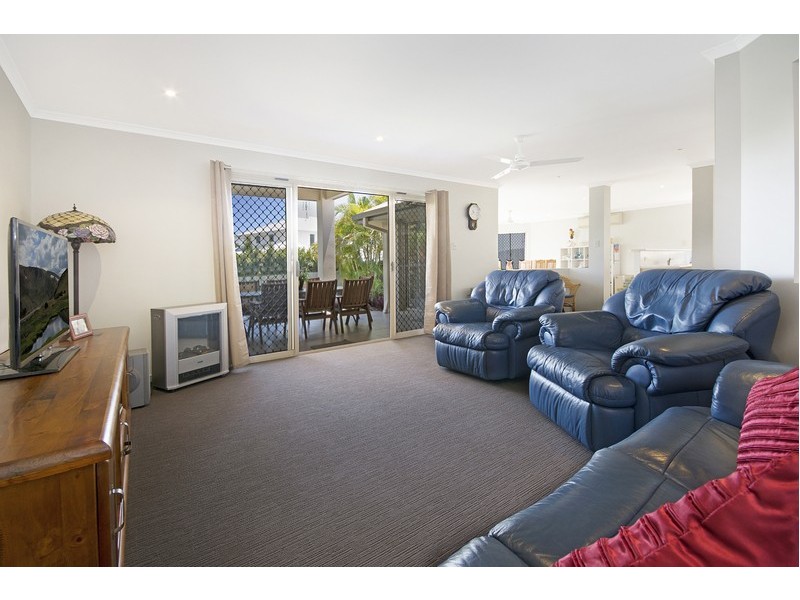 17 Crestview ( 2 Eagleford Ct ) Drive, Peregian Springs QLD 4573