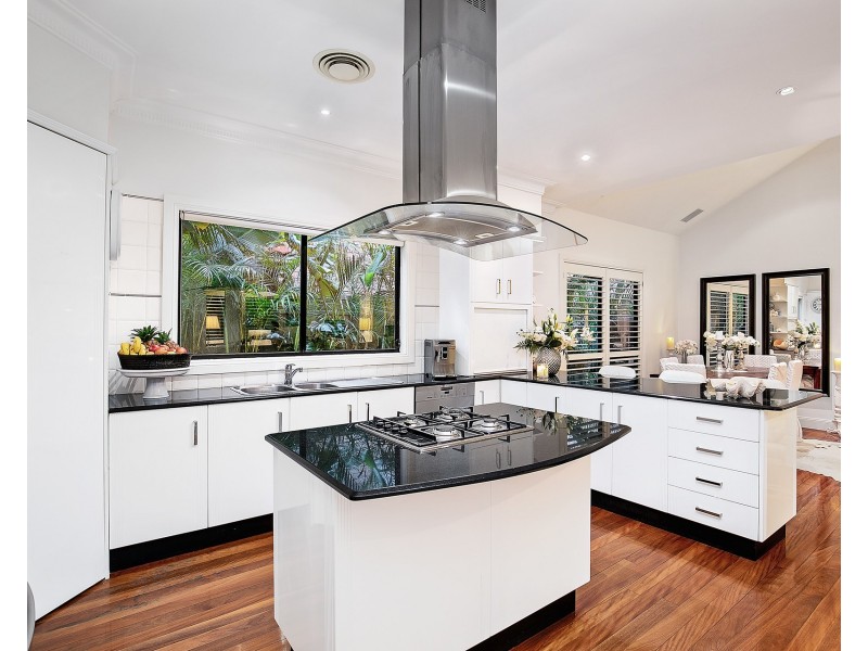 11 Surfers Parade, Freshwater NSW 2096