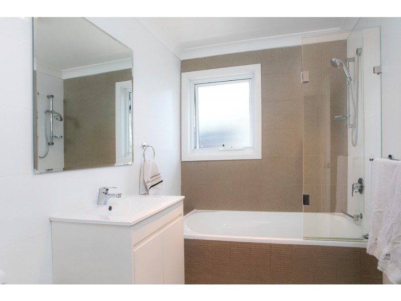 8 Adams Street, Curl Curl NSW 2096